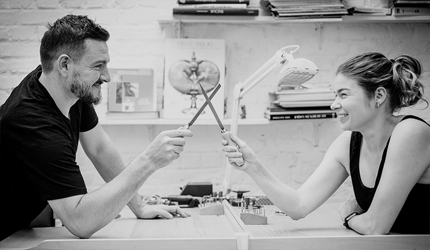 Photo de deux personnes heureux de fabriquer leurs alliances lors d'un atelier de cocreation Coucot, bijoutier lille.